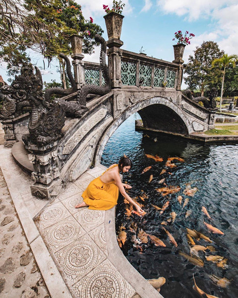 Cái tên Tirta Gangga của cung điện có nghĩa "nước chảy từ dòng sông Ganges". Nơi đây còn được biết tới như một mê cung nước với hệ thống hồ, đường dẫn nước phức tạp và các đài phun hình tháp lộng lẫy bố trí khắp nơi trong vườn. Trong đó, đài phun nước trung tâm có 11 tầng.