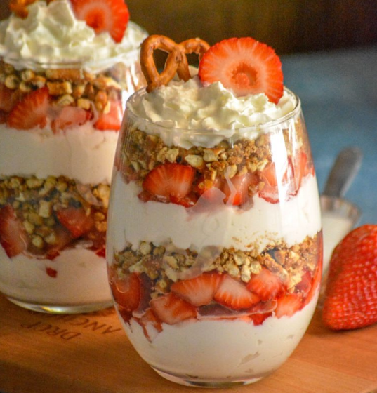 STRAWBERRY PRETZEL SALAD PARFAITS  #dessert #healthycake