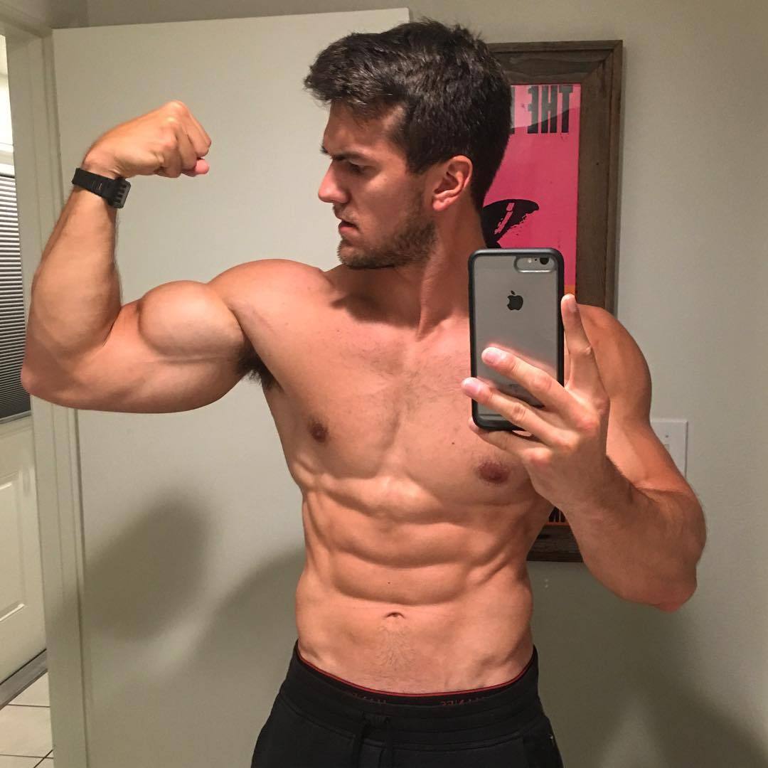 straight-masculine-hot-shirtless-guy-abs-big-biceps-flex-selfie