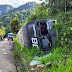 Ônibus tomba na Serra de Petrópolis e deixa pelo menos 20 feridos