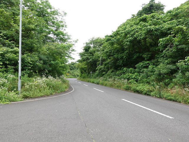 鳥取県西伯郡伯耆町添谷　丘の上の田園に向かいます