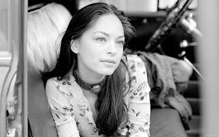 Canadian Celebrity Kristin Kreuk Sexy Body Wallpapers