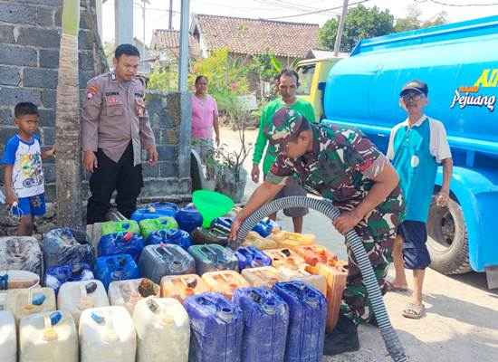 Kemarau Di Lamongan, Babinsa dan Bhabinkamtibmas Kecamatan Sambeng Distribusikan Air Bersih