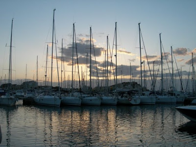 El puerto deportivo de Denia el sábado por la tarde... Por cierto, no se puede hacer fotos por aquello de la propiedad privada y la intimidad... ¡Menos mal que cuando me lo dijeron ya había hecho ésta!