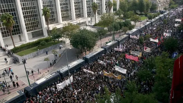 Χιλιάδες κόσμου στην ιστορική δίκη της Χρυσής Αυγής - Οι κατηγορούμενοι και οι κατηγορίες