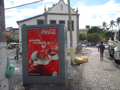 Até quando esse trambolho vai continuar no Largo do Sant`Anna?