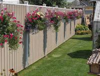Design of wooden fence with floral decorations