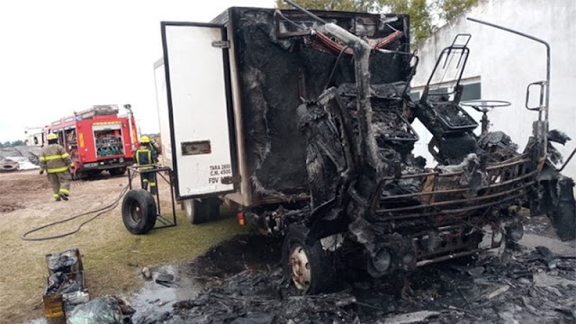 La cabina de un camión fue consumida totalmente por el fuego