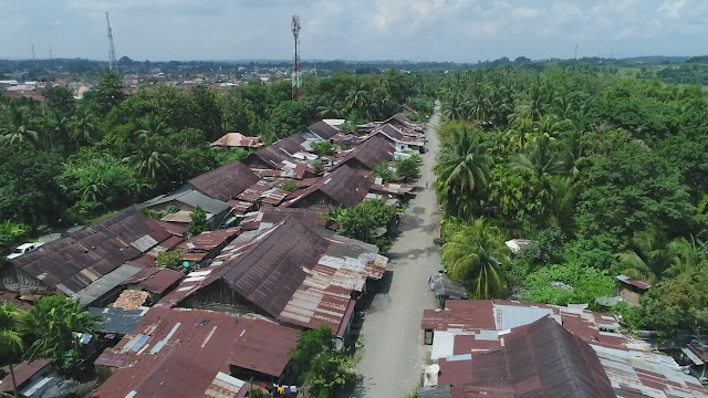 Relokasi 188 KK ke Bara Lestari Dimulai, Dirut PTBA : Semua Demi Masa Depan Lebih Baik   Muara Enim, Liputansumsel.com   PT Bukit Asam Tbk hari ini resmi memulai relokasi warga ke perumahan Bara Lestari yang dibangun dan disiapkan oleh perusahaan.   Kelompok pertama warga yang direlokasi adalah warga wilayah Bedeng Obak, Karang Tinah dan ex Dok Mutik. Secara keseluruhan terdapat 188 kepala keluarga (KK) yang yang akan dipindahkan ke Perumahan Bara Lestari, yang terdiri dari ; Bedeng Obak sebanyak 115 KK, Karang Tinah sebanyak 61 KK dan Ex. Dok Mutik sebanyak 12 KK.   Direktur Utama PTBA Suryo Eko Hadianto menegaskan, Sabtu (1/5/2021). Relokasi warga ini bukanlah karena perusahaan ingin mengeksplorasi batu bara di lokasi tersebut. “Tidak akan ada penggalian di bawahnya karena sampingnya sungai, secara aturan main juga tidak boleh,” jelasnya.   Suryo Eko menjelaskan, relokasi ini merupakan penerapan nilai-nilai luhur yang dipegang teguh oleh perusahaan. Nilai luhur tersebut adalah we explore for civilization, we explore for prosperity, dan we explore for brighter future. Dalam hal ini, ia menekankan salah satu nilai yang diterapkan adalah explore for brighter future atau eksplorasi untuk masa depan yang lebih baik.   “Kami ingin masyarakat di sini meningkat kesejahteraannya, masa depan anak-anak lebih baik, dan kehidupan ekonomi lebih baik. Secara kesejahteraan bisa tempati rumah yang lebih layak,” tuturnya.   Relokasi ini lanjutnya, berangkat dari kesadaran PTBA untuk meningkatkan kesejahteraan warga yang berada di lingkungan operasional tambang perusahaan. Harapan kami ada masa depan lebih baik, lebih sejahtera," imbuhnya.   Ia tidak memungkiri masih terdapat kekurangan dalam proses relokasi ini, namun semuanya terus diperbaiki dan dipersiapkan agar lebih baik. PTBA, kata dia, juga tidak akan melepas begitu saja para warga yang direlokasi," terang Suryo Eko.   “Kami berkomitmen di tempat baru ini akan jadi kampung binaan Bukit Asam ke depannya, kami bertanggung jawab menjadikan dusun ini kampung binaan," ujarnya.   Disisi lain, Plh Bupati Muara Enim H Nasrun Umar mengapresiasi program relokasi tersebut.   “Ini bentuk kepedulian yang luar biasa, sebab suksesnya PTBA dalam melakukan eksplorasi juga tidak lepas dari dukungan masyarakat sekeliling operasional PTBA,” kata HNU.   HNU berharap, kepedulian tersebut tak berhenti sampai disini, mengingat masih banyak warga Kabupaten Muara Enim yang memerlukan dukungan, dimana jika mengandalkan kekuatan APBD akan sulit untuk meringankannya," ungkapnya.   “Kami perlu bantuan para stakeholder, dan yang terbesar dukungannya atas pembangunan Muara Enim salah satunya adalah PTBA," tambahnya.   Ia juga mengucapkan, terima kasih kepada PT Bukit Asam atas relokasi ini, yang dimaknai sebagai pemindahan warga untuk memberikan harapan baru dan suasana baru.   “Bukan sekedar memindahkan orang, tetapi memberikan rumah baru, suasana baru, dan harapan baru bagi masyarakat," ujarnya.