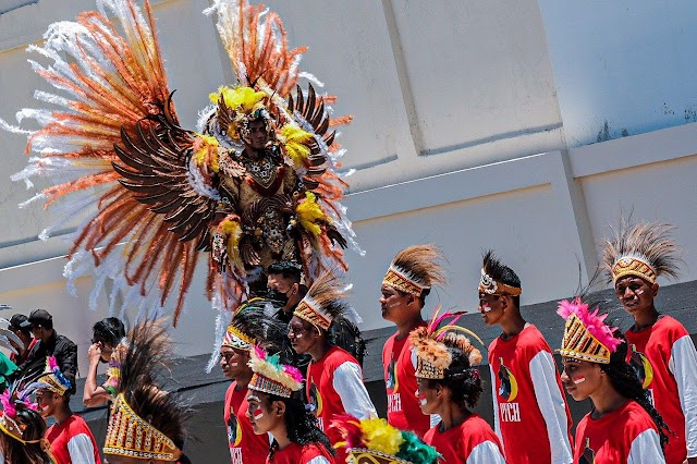 paPua carNival stReet!😊😎, jokoWi di sambut meRiah waRga paPua