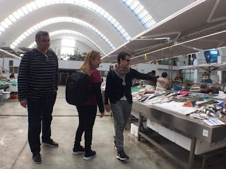 Guia Brasileira explicando Mercado de Matosinhos para turistas brasileiros