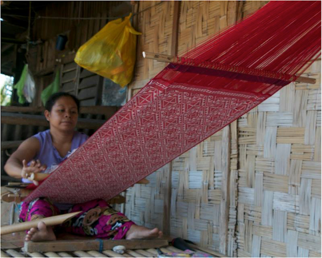 yakan woman weaver