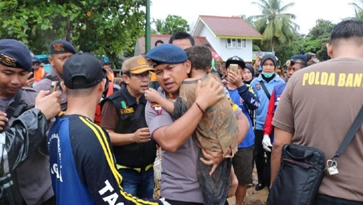 Dramatisnya Evakuasi Ali Bocah Korban Tsunami di Carita