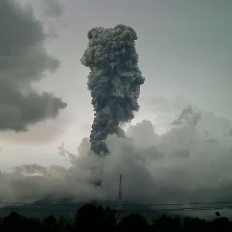 Gunung Sinabung kembali meletus mengeluarkan kepulan asap disertai debu vulkanik. Letusan ini membuat warga desa yang tinggal di kaki gunung, Kecamatan Naman Teran, Kabupaten Karo, panik, Sabtu (26/10/2013).