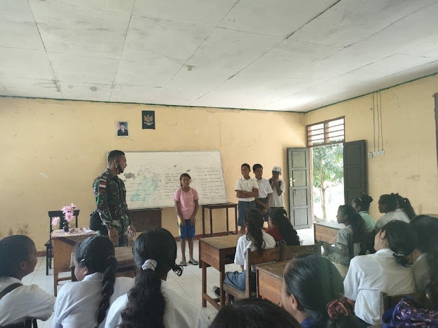 Tingkatkan Rasa Cinta Tanah Air, Satgas Yonarmed 6/3 Kostrad Ajarkan Bela Negara Kepada Anak-anak di Perbatasan