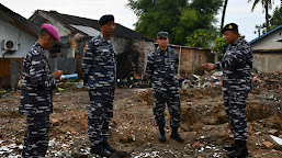  Kasal Serahkan Santunan Kepada Korban Kebakaran Rumdis TNI AL Arafuru Palembang