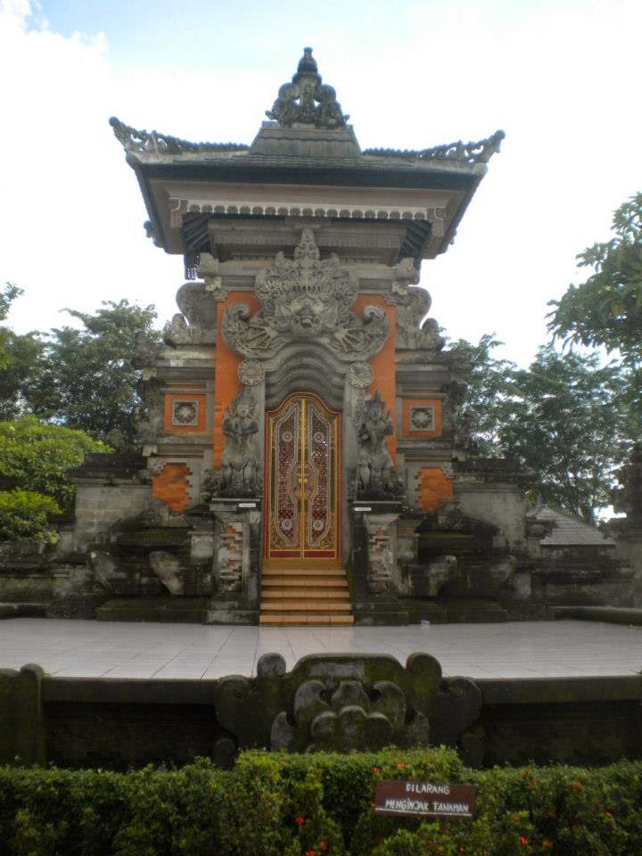  Gambar  Rumah Adat Bali Gapura  Candi  Bentar Rumah XY