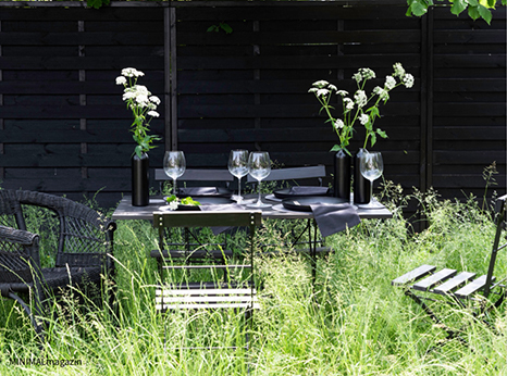 Sommerfeier im Garten mit einer natürlichen Tischdeko