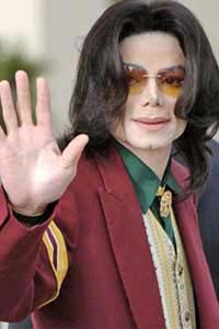 Michael Jackson checks in a hotel as a woman!