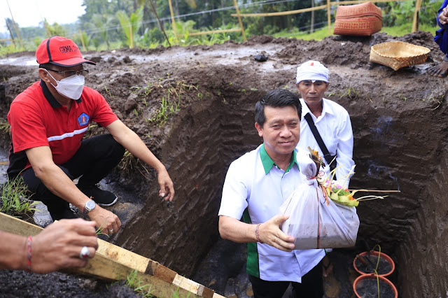   Bupati Suwirta Peletakan Batu Pertama Pembangunan TPST 3R Aan Asri