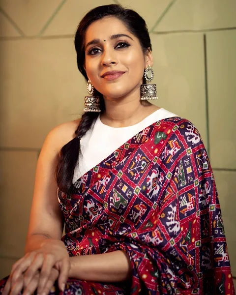 TV Anchor Model Rashmi Gautam Photo Shoot In floral Saree