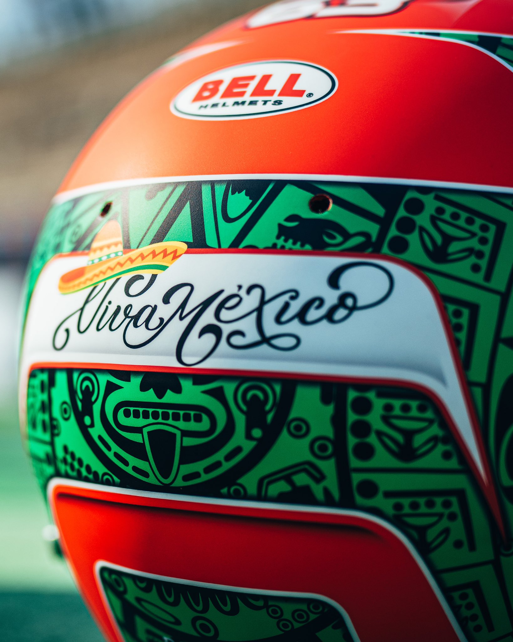 George Russell y Williams presumen el casco que utilizará para el Gran Premio de México