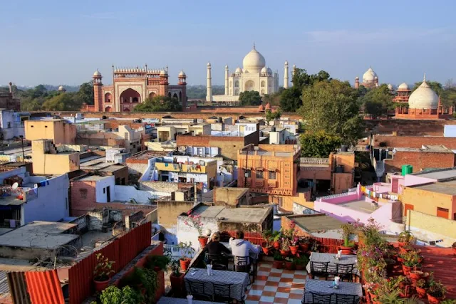 La ville d'Agra avec le Taj Mahal en arrière plan