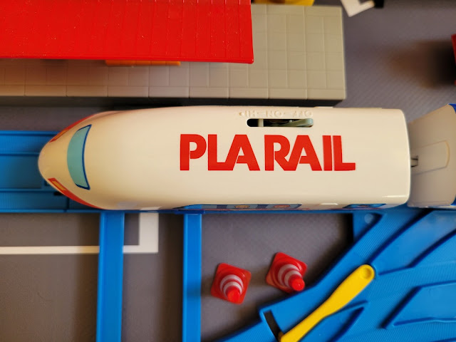 车顶有 Plarail logo