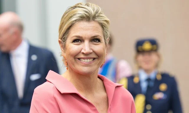 Queen Maxima wore a Mia pink shirt by Natan. Natan Motus pink wide-leg trousers. Salvatore Ferragamo beige flower heel pumps