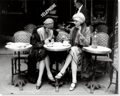 Mujeres-sentadas-en-la-terraza