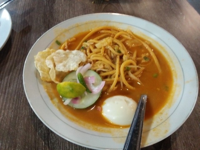 mie rebus telur;Kenikmatan Sensasi Kuliner Aceh di Kedai Pak Cik Abin Malang;