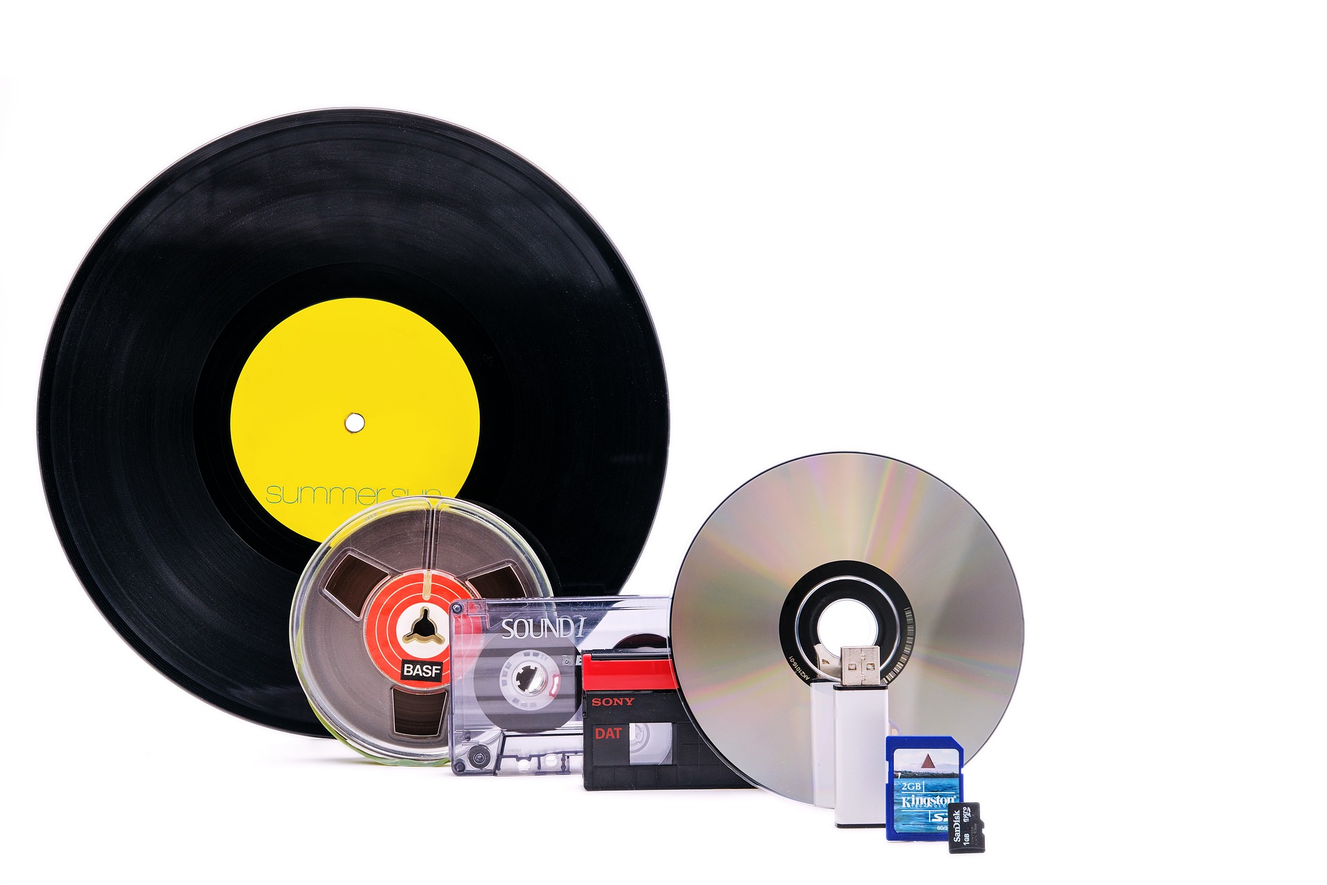 Сд звуки. LP,Cassette and CD. CD Player виниловых пластинок. Пластинки кассеты диски. Виниловая пластинка и кассета.
