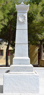το μνημείο πεσόντων στην Μάρπησσα της Πάρου