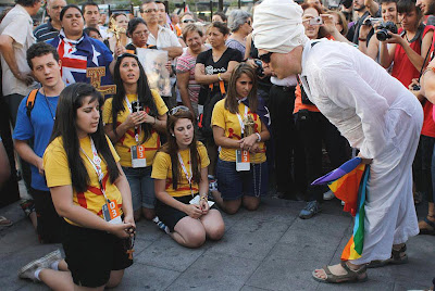 Ativista gay vocifera contra os jovens católicos que rezam