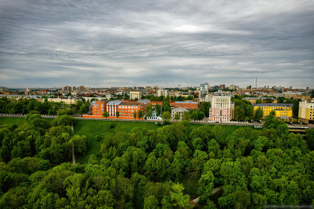 Здания на высоком, зеленом холме