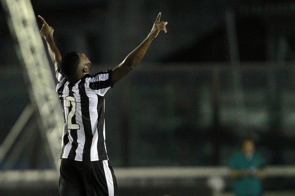 Golaço garante o empate do invicto Botafogo com o Vasco