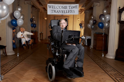 Stephen Hawkins dando la bienvenida a su fiesta a los viajantes del futuro