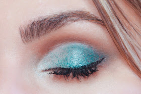 maquillaje azul con glitter