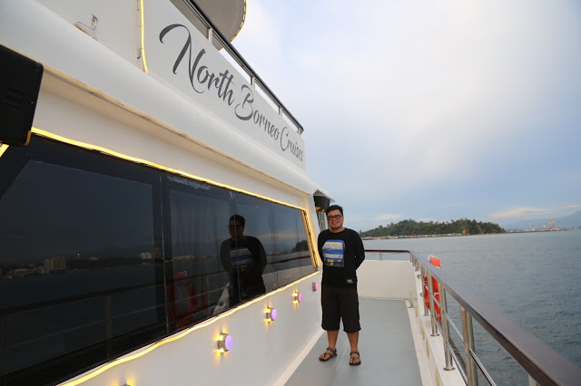 Menikmati Sunset Dari North Borneo Cruise di Laut Sabah