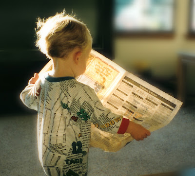 gazete okuyan çocuk