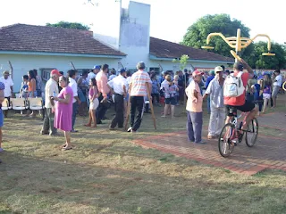 Em um registro marcante datado de 6 de fevereiro de 2012, nosso informativo acompanhou de perto a indignação e determinação dos moradores do bairro Cidade Nova, que se uniram em uma impressionante demonstração de solidariedade após o fechamento da farmácia na Unidade de Saúde local, que permaneceu inacessível por vários dias.  A comunidade, em parceria com o Conselho Local de Saúde, tomou a iniciativa de convocar uma reunião que ocorreu nas proximidades da Unidade de Saúde, com o objetivo claro de reivindicar a reabertura imediata da farmácia. Nesse encontro, estiveram presentes diversas lideranças comprometidas com o bem-estar dos moradores, incluindo o presidente do Cidade Nova Informa (CNI), José Batista, os membros do Conselho de Saúde da Cidade Nova, o presidente do Conselho de Saúde Municipal, Ricardo Soley Foster, o Secretário Municipal da Saúde, Alexandro Klemer, e o vereador Gessani.  Durante a reunião, após ouvir as preocupações da comunidade, o Secretário Municipal da Saúde fez um compromisso direto com os presentes. Ele prometeu que a farmácia seria reaberta na semana seguinte, atendendo assim às necessidades urgentes da comunidade.  A promessa foi cumprida, e a farmácia foi reaberta no prazo estipulado. No entanto, vale destacar que ela começou a funcionar em um horário reduzido, operando apenas meio período.  Esse episódio reflete a importância crucial que o posto de saúde e seus serviços têm na vida dos moradores da Cidade Nova. A mobilização e a ação decidida da comunidade demonstraram a determinação em garantir o acesso a serviços de saúde essenciais. A reivindicação bem-sucedida não apenas resultou na reabertura da farmácia, mas também enfatizou o poder da voz coletiva na defesa do direito à saúde.  A história da luta da comunidade da Cidade Nova continua a destacar a importância vital dos serviços de saúde locais e a necessidade de mantê-los acessíveis a todos.