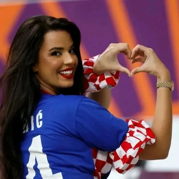 " فيديو" ملكة جمال كرواتيا إيفانا نول " Ivana Knöll "   وكالة البيارق الإعلامية عبرت ملكة جمال كرواتيا إيفانا نول " Ivana Knöll " عن فرحها الشديد بحصول بلادها كرواتيا المرتبة الثالثة وحصولها على الميدالية البرونزية بعد فوزها على المغرب بالثنائية.  ورقصت وغنت مع معجبيها على مدرجات الملعب إبتهاجاً بإنجاز بلادها    " فيديو" ملكة جمال كرواتيا إيفانا نول " Ivana Knöll "