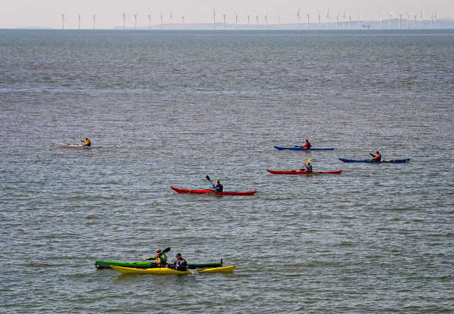 Photo of a closer view of the canoeists