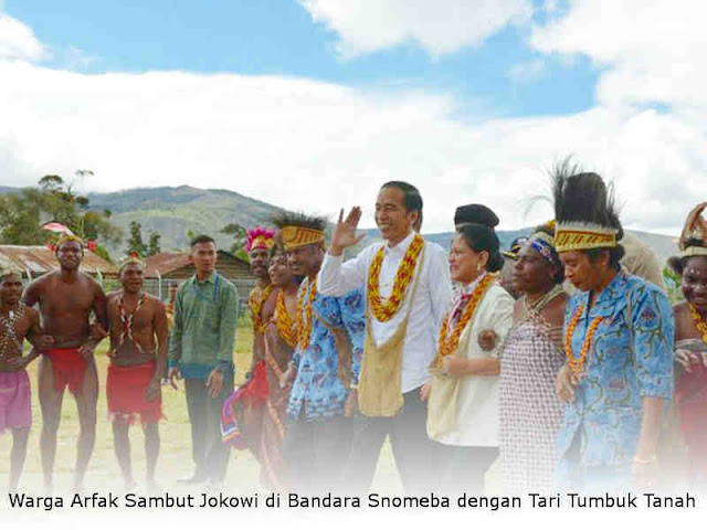 Warga Arfak Sambut Jokowi di Bandara Snomeba dengan Tari Tumbuk Tanah