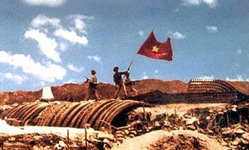 Cờ chiến thắng tung bay trên nóc hầm tướng de castries 7/5/1954