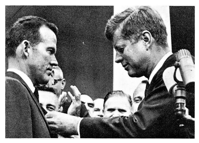 1964 Topps : The Story of President Kennedy #7 - Gordon Cooper