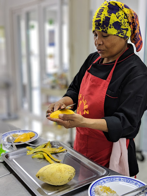 Chef Lee cooking at Chef Leez Thai Cooking School, Bangkok, Thailand