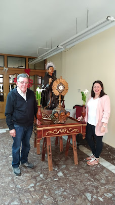 Laura Bea Vallés (alcaldesa) con su tío Miguel, restaurador de la imagen y andas.