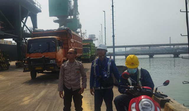 Polsek KSKP Banten Lakukan Pengecekan Muatan Kendaraan di Pelabuhan
