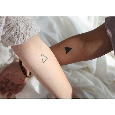 tatuaje de pareja tatuaje triangulos antebrazo